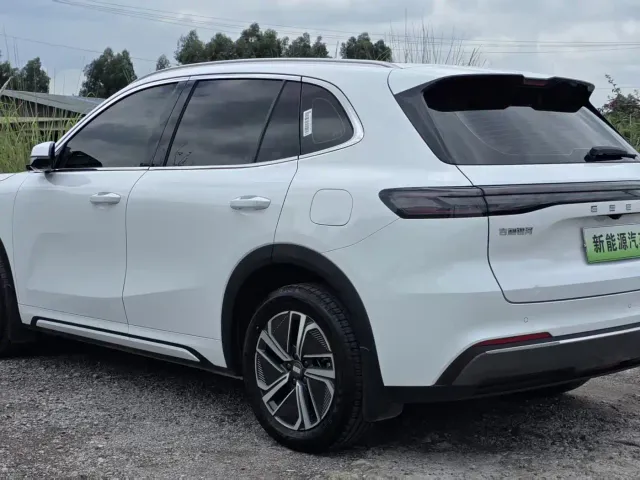 Geely Galaxy Starship 7 EM-i — Фото автомобиля 9