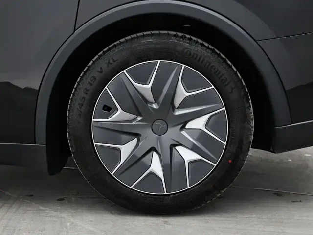 Tesla Model Y L — Фото автомобиля 8