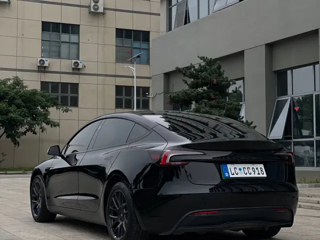 Tesla Model 3 — Фото автомобиля 11