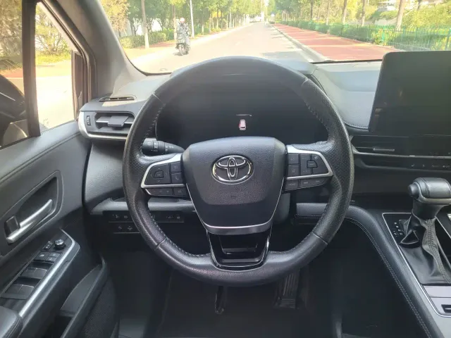 Toyota Toyota Sienna 2023 2.5L Hybrid Premium Edition — Фото автомобиля 9