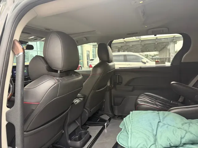 Toyota Sienna — Фото автомобиля 4