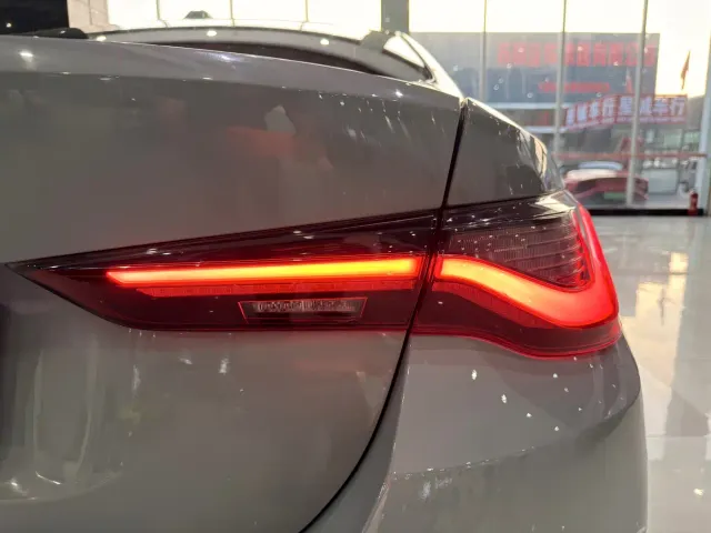 BMW i4 — Фото автомобиля 10