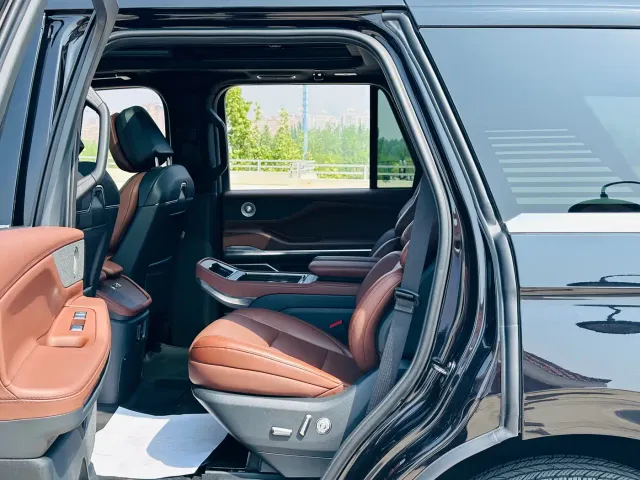 Lincoln Navigator — Фото автомобиля 19