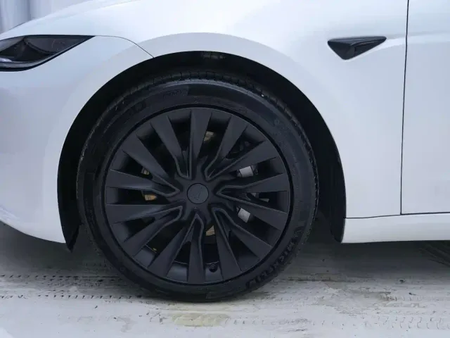 Tesla Model 3 — Фото автомобиля 10