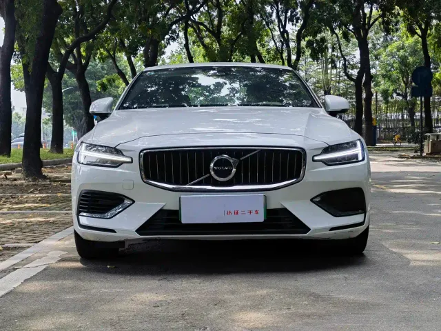 Volvo S60 Plug-in Hybrid — Фото автомобиля 2