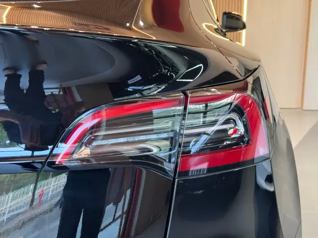 Tesla Model Y — Фото автомобиля 13