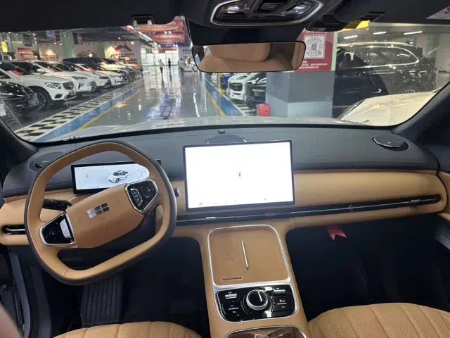 Geely Galaxy Starship 7 EM-i — Фото автомобиля 8