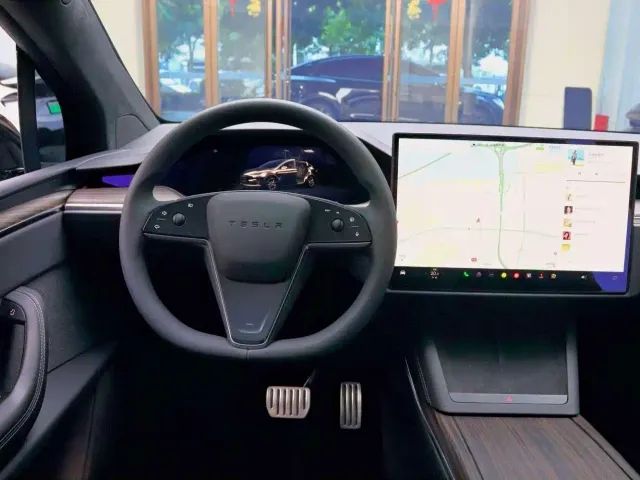 Tesla Model X — Фото автомобиля 10