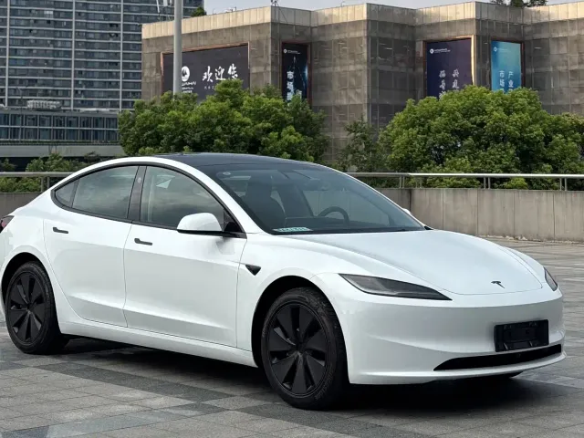 Tesla Model 3 — Фото автомобиля 2