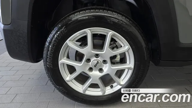 Jeep Renegade — Фото автомобиля 5