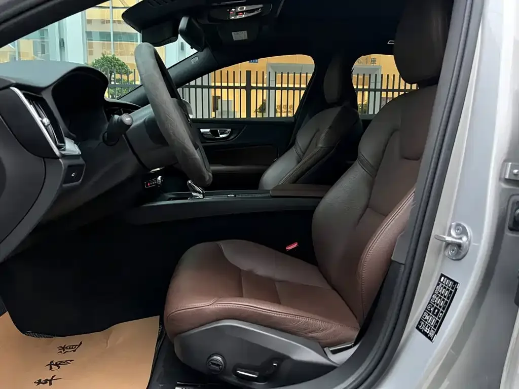 Volvo Volvo S60 2023 B4 Smart Comfort Luxury Edition — Фото автомобиля 3