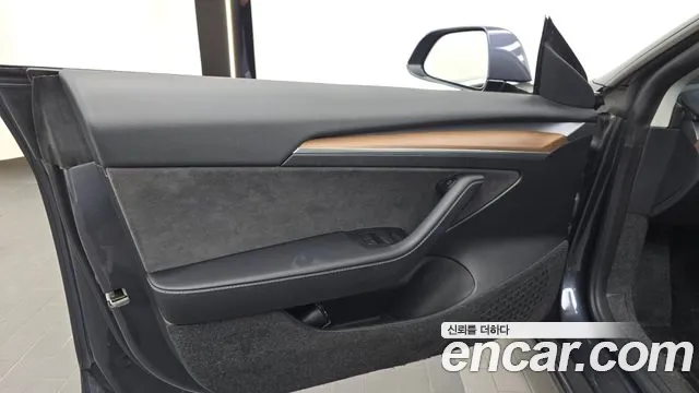 Tesla Model 3 — Фото автомобиля 24