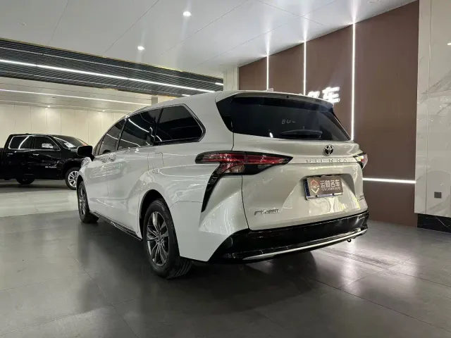 Toyota Sienna — Фото автомобиля 7