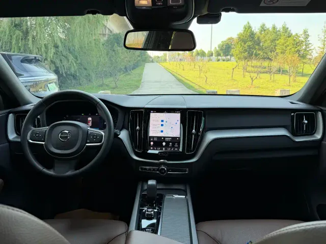 Volvo XC60 — Фото автомобиля 4