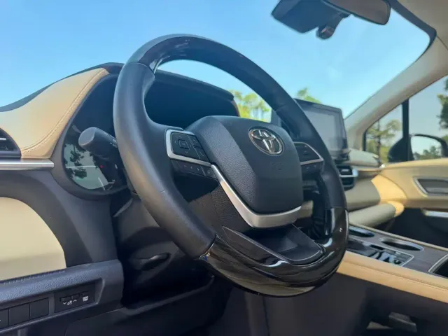 Toyota Sienna — Фото автомобиля 4