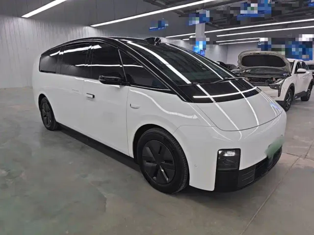 Li Auto MEGA — Фото автомобиля 3
