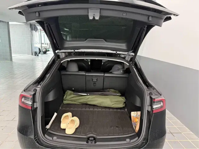 Tesla Model Y — Фото автомобиля 10