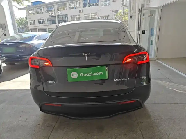 Tesla Model Y — Фото автомобиля 5