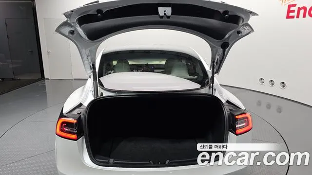 Tesla Model 3 — Фото автомобиля 25