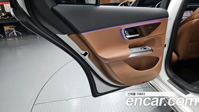 Mercedes-Benz E-Class — Фото автомобиля 24