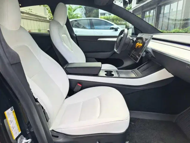 Tesla Model Y — Фото автомобиля 11