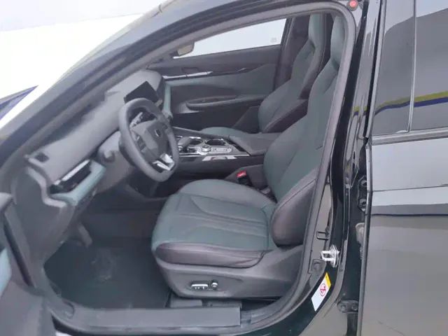 Changan Changan UNI-V iDD 2024 Blue Whale Smart iDD 136km Smart Cool — Фото автомобиля 9