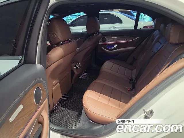 Mercedes-Benz E-Class — Фото автомобиля 10
