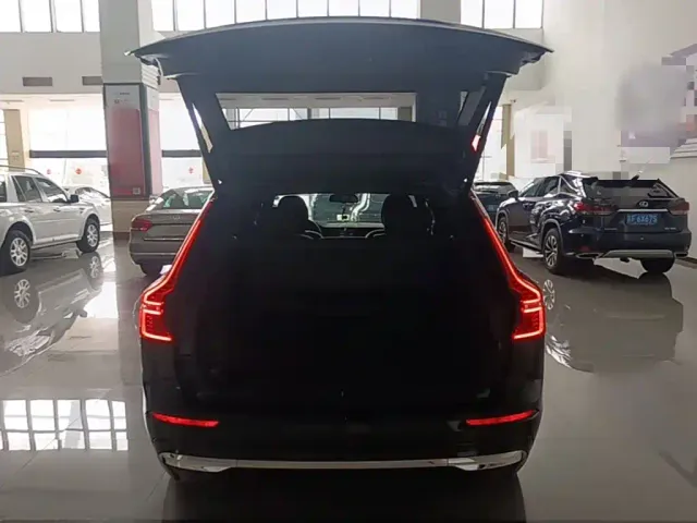 Volvo XC60 — Фото автомобиля 18