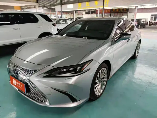 Фотография автомобиля — Lexus ES