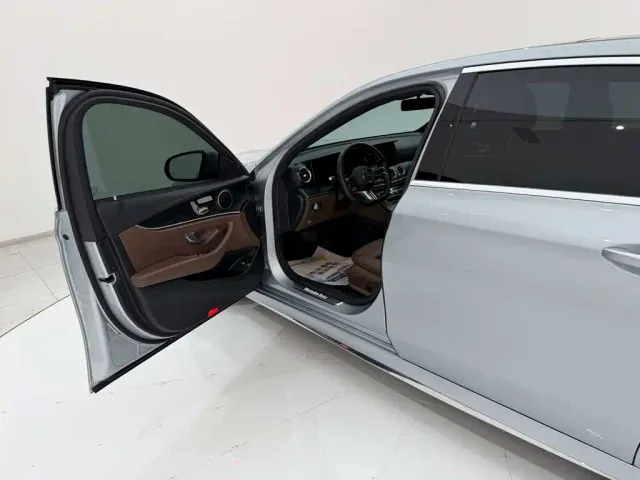 Mercedes-Benz E-Class — Фото автомобиля 22