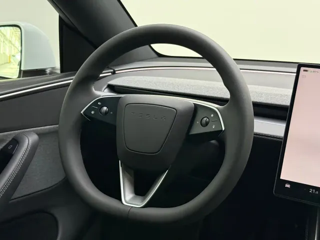 Tesla Model Y — Фото автомобиля 18