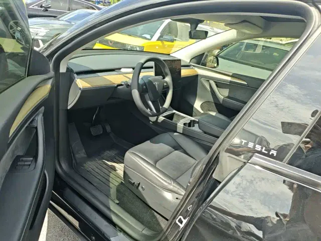 Tesla Model Y — Фото автомобиля 14