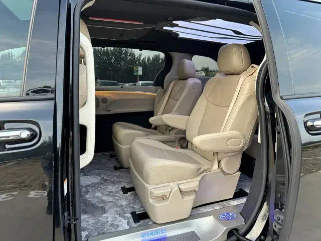 Toyota Sienna — Фото автомобиля 18