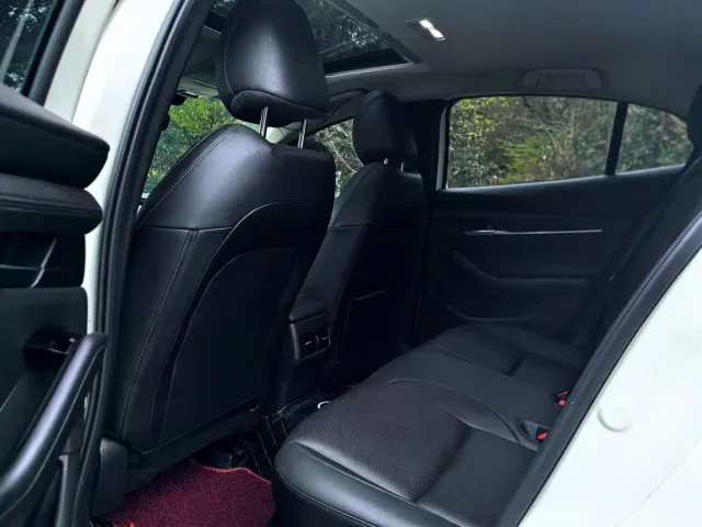 Mazda Axela — Фото автомобиля 11