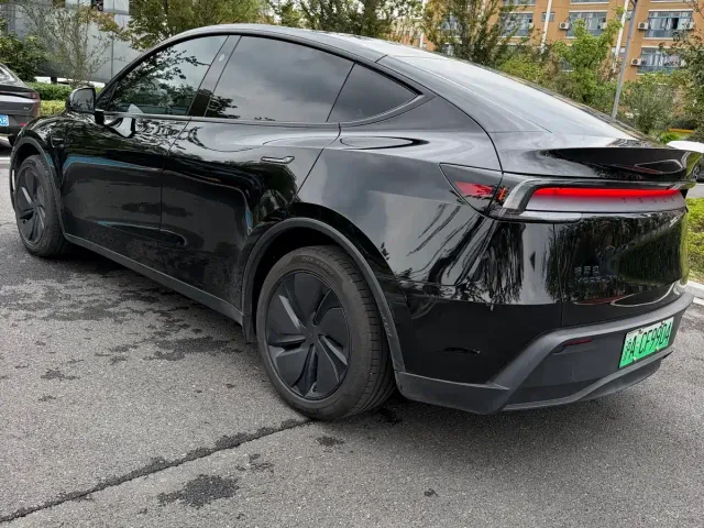 Tesla Model Y — Фото автомобиля 6