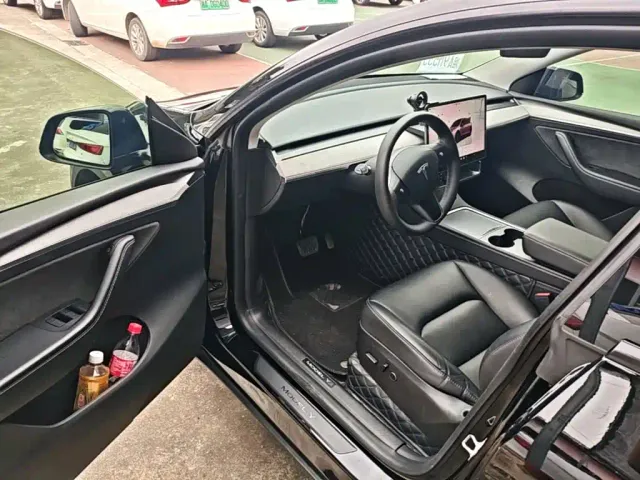 Tesla Model Y — Фото автомобиля 15
