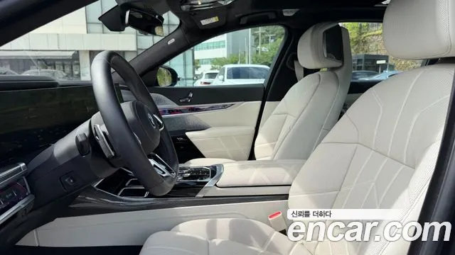 BMW i7 — Фото автомобиля 10