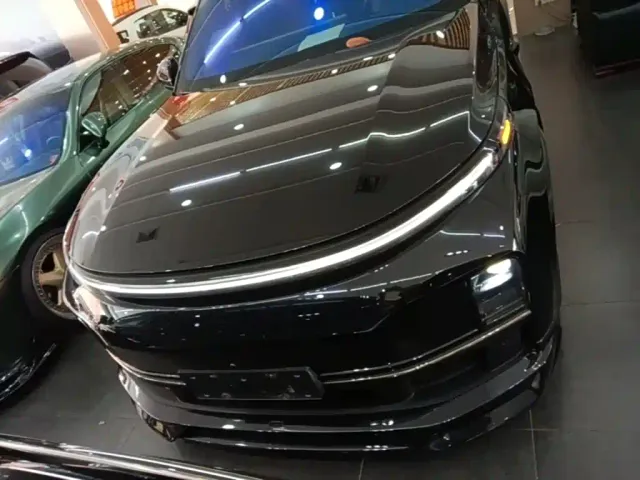Li Auto L8 — Фото автомобиля 2