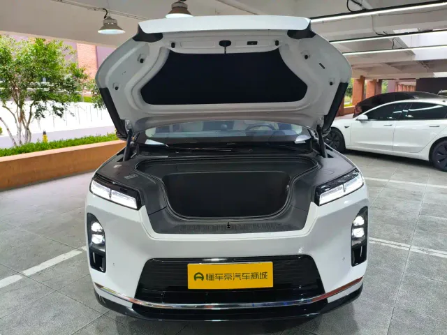Nio ES8 — Фото автомобиля 18