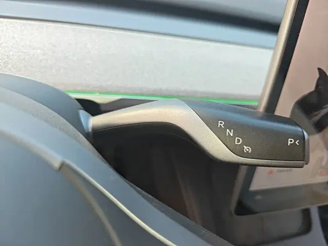 Tesla Model Y — Фото автомобиля 18
