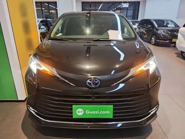 Toyota Sienna — Фото автомобиля 2