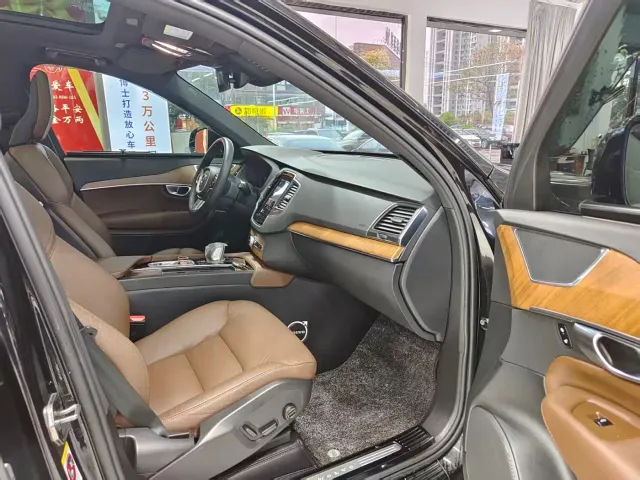 Volvo XC90 — Фото автомобиля 11