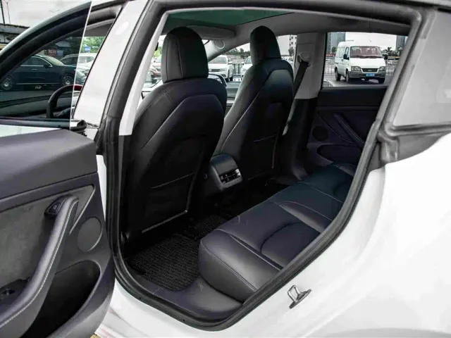 Tesla Model 3 — Фото автомобиля 16