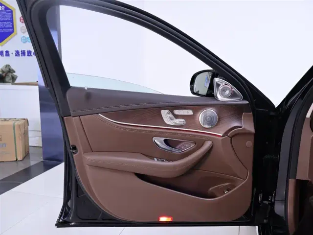 Mercedes-Benz E-Class — Фото автомобиля 18