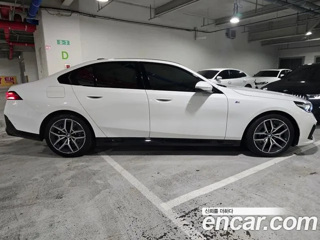 BMW 5 Series G60 — Фото автомобиля 11