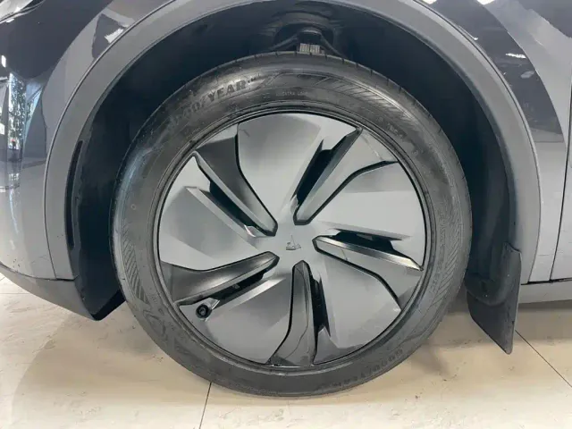 Tesla Model Y — Фото автомобиля 23