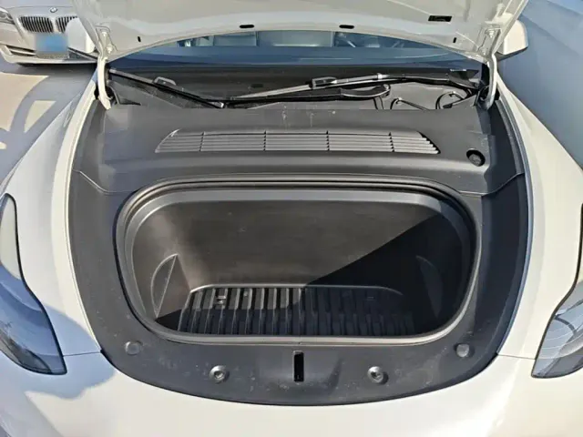 Tesla Model Y — Фото автомобиля 19