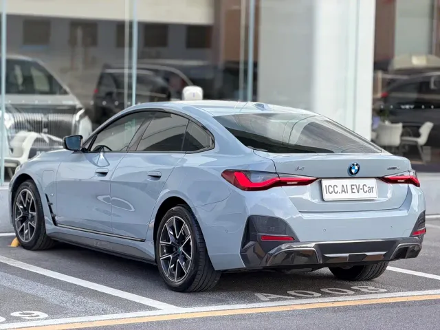 BMW i4 — Фото автомобиля 11