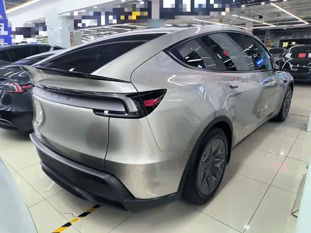Tesla Model Y L — Фото автомобиля 6
