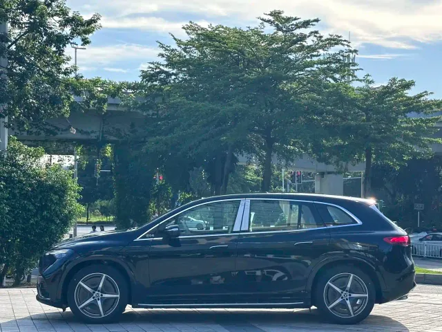 Mercedes-Benz EQS SUV — Фото автомобиля 3
